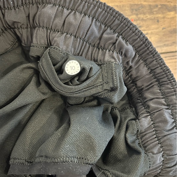 Lululemon Hotty Hot Low-Rise Short 2.5” - Picture 4 of 7